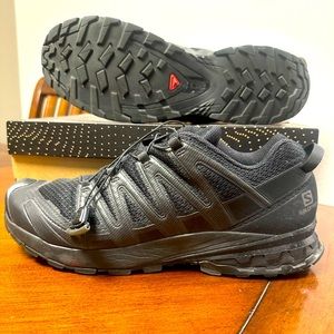Salomon black tennis shoes